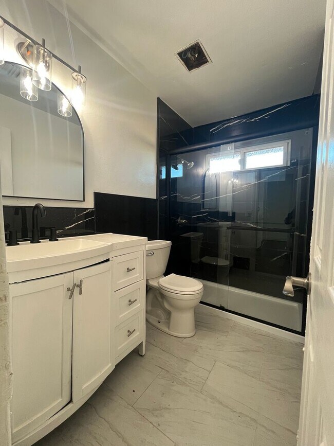 Building Photo - 004