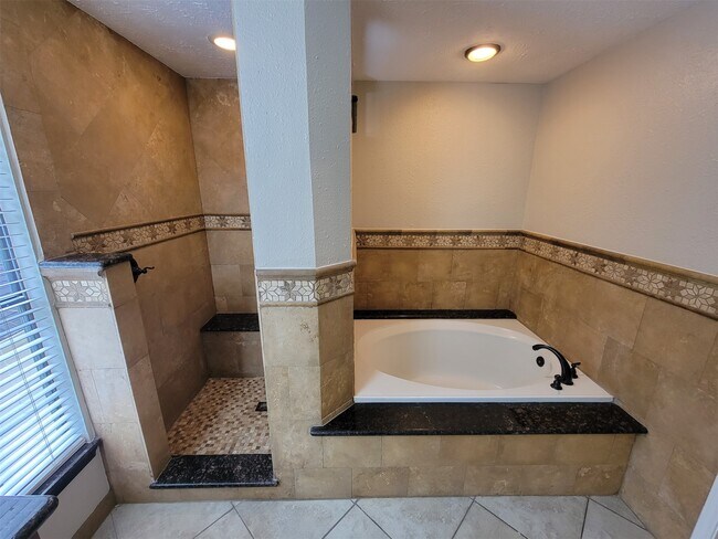 Building Photo - 17207 Meadow Heights Dr