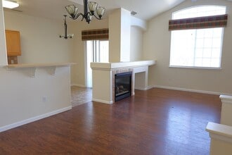 Building Photo - CUTE, CUTE, CUTE 3 BDRM TOWNHOME WITH GAS FIREPLACE!