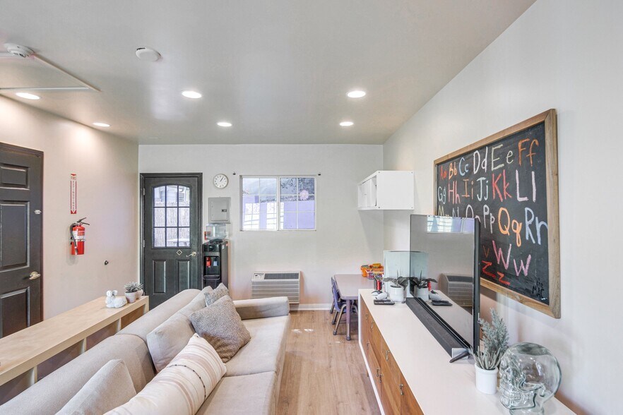 Building Photo - 3863 Broadlawn Dr