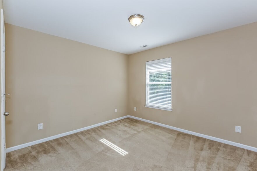 Building Photo - 3004 Centerview Dr