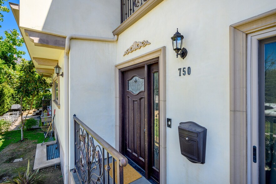 Building Photo - 750 E Orange Grove Ave