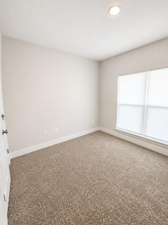 Building Photo - 734 Quintana St