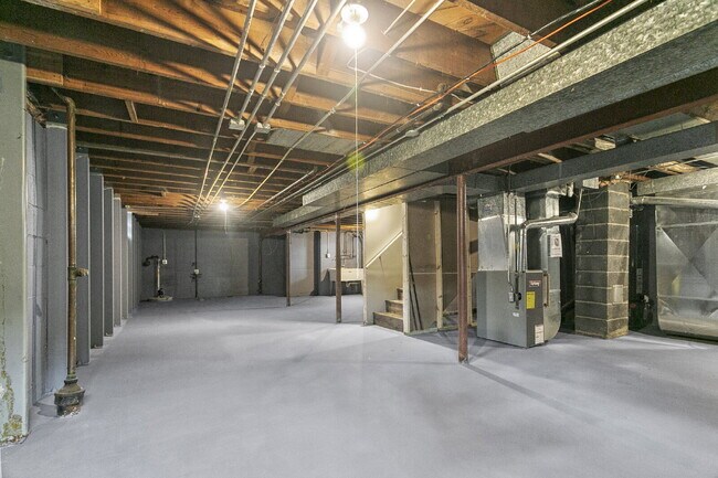 Building Photo - Big, Bold, and Beautiful Upper Unit!