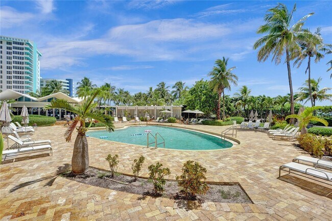 Building Photo - 5055 Collins Ave