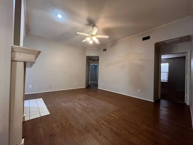 Building Photo - 3 bedroom 3 bathroom in Frenship ISD!