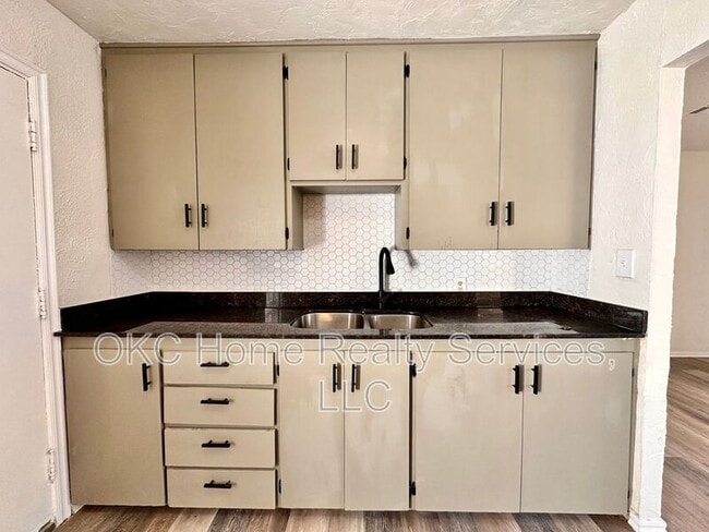 Building Photo - 3516 S St Clair Ave