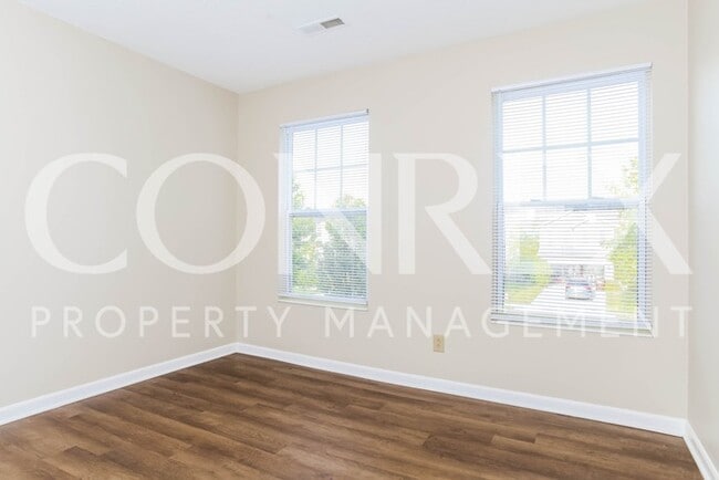 Building Photo - Stunning 3 Bedroom with Outdoor Patio