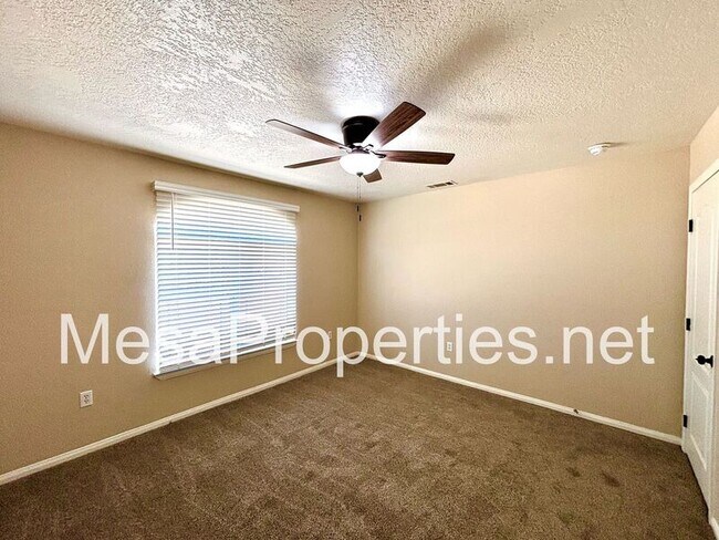 Building Photo - 15601 Sultana St