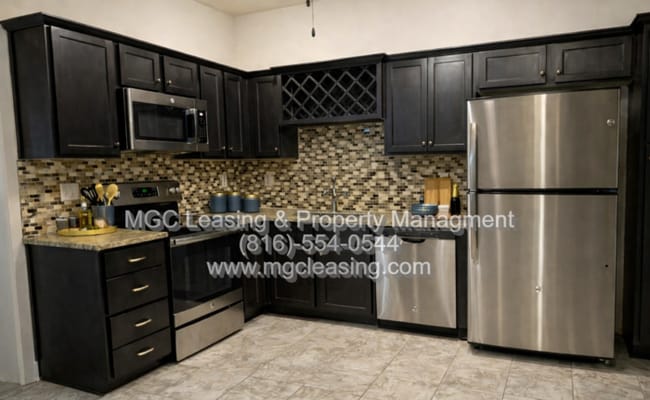 Building Photo - EAGLE CREEK LUXURY TOWNHOME