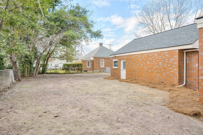 Building Photo - 205 Hampton Ave
