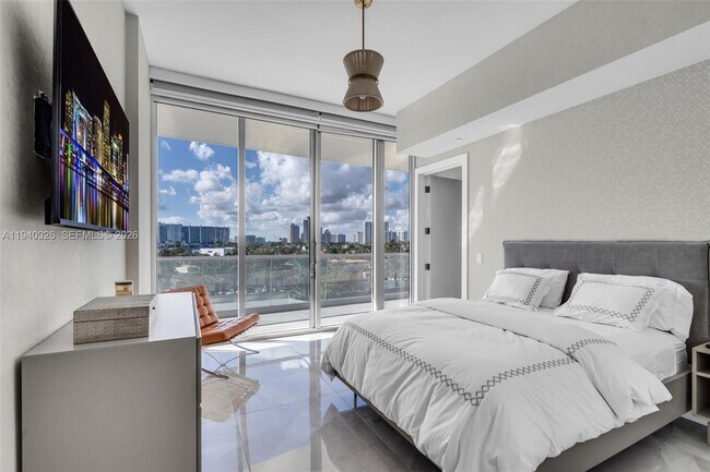 Building Photo - 18501 Collins Ave