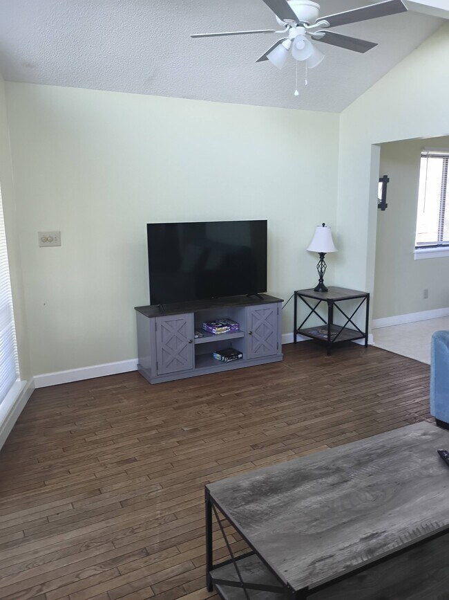 Building Photo - 111 S Oak Ct