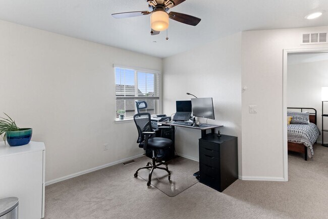 Building Photo - Beautiful 2 bedroom, 2.5 bath townhome in Mosaic