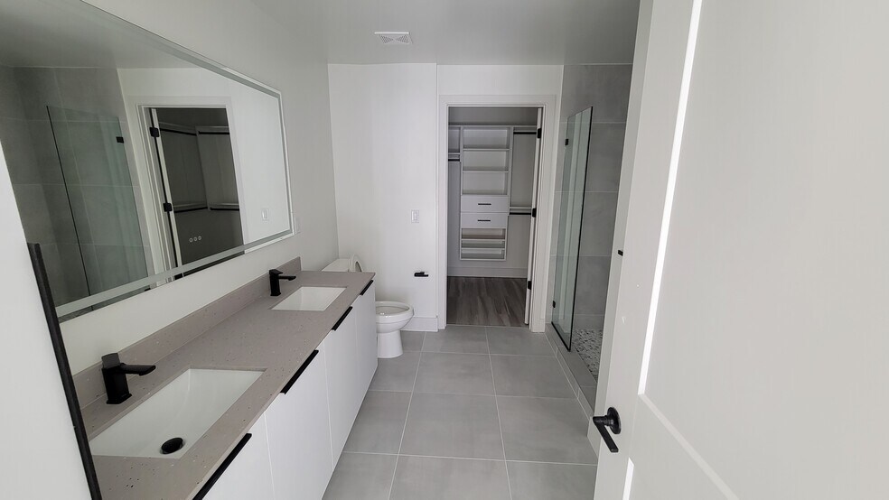 Building Photo - 2431 NE 187th St