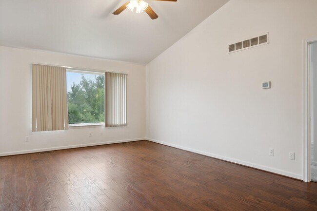 Building Photo - 620 Bristol Dr