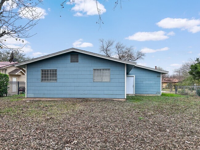 Building Photo - Convenient South SA Location—3BR with W/D Included