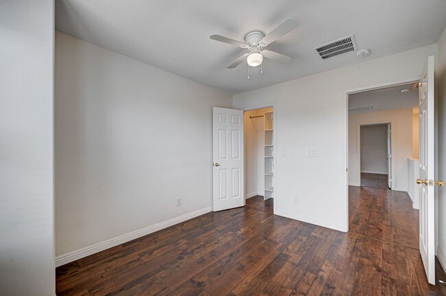 Building Photo - N Las Vegas Beautiful 3 bedroom townhome w...