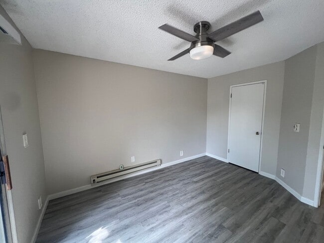 Building Photo - Extremely Well Maintained Upstairs 1/1 Condo Near Light Rail Now Available!