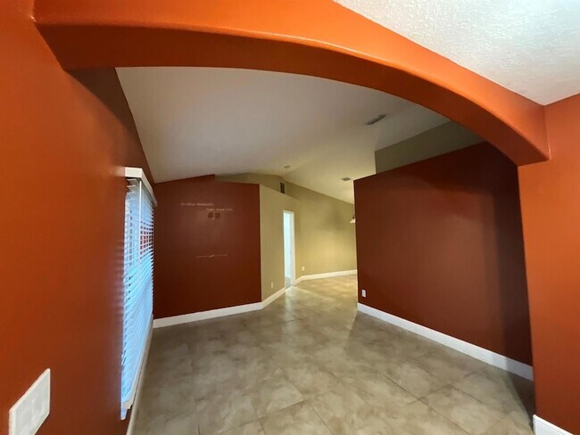 Building Photo - 212 SW Yager Pl