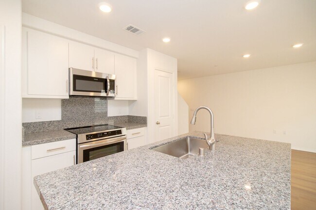 Building Photo - Brand New 3 Bed / 3 Bath Townhome In River...
