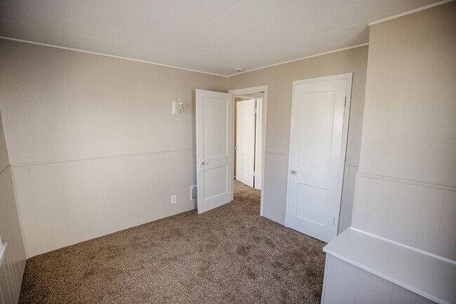 Building Photo - Beautiful three bedroom spacious house wit...