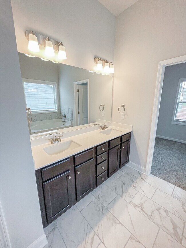 Building Photo - 4624 Silver Oak Dr SW