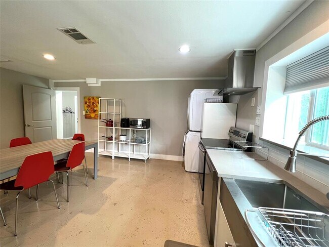 Building Photo - 3500 Del Robles Dr