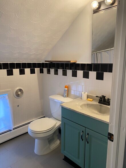 Bathroom - 198 Tecumseh St