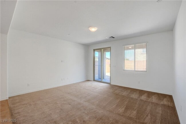 Building Photo - 882 Sycamore Falls St