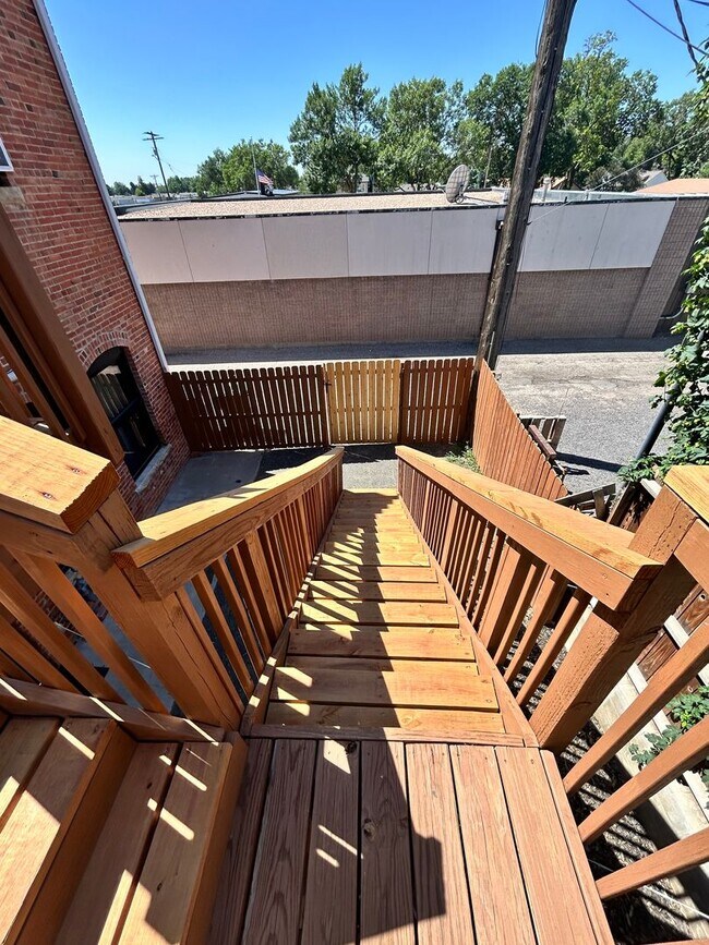 Building Photo - Bright 2nd Floor Apartment on 3rd Street -- Utilities Included!