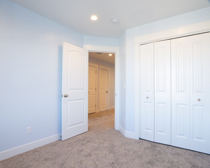 Building Photo - 299 N 200 W