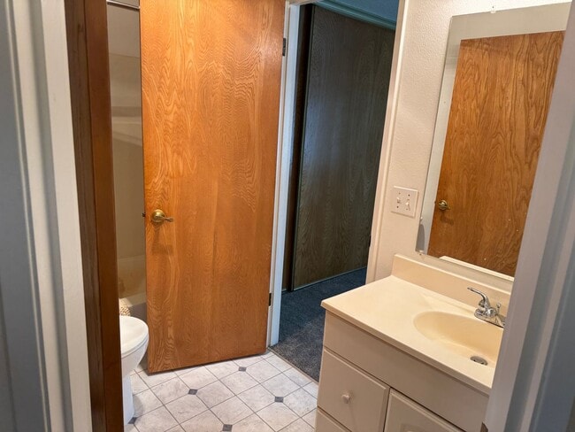 Building Photo - $500 off 1st Rent - Spacious 3 bedroom, 1.5 bathroom Townhouse, Lush Greenspace