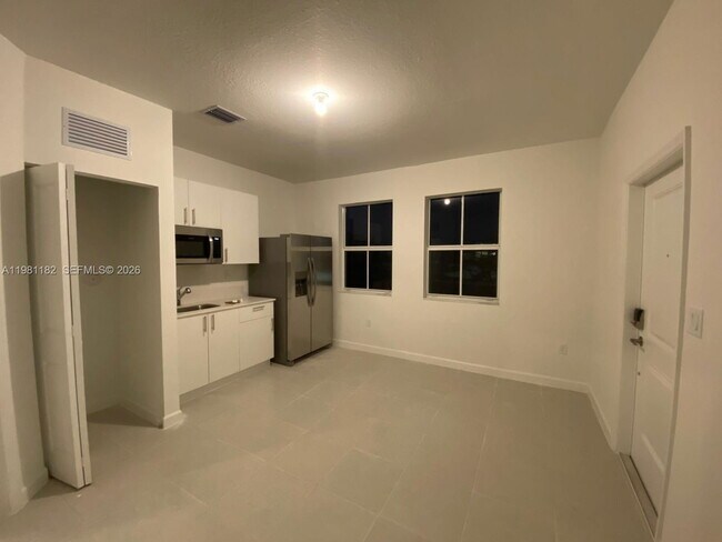 Building Photo - 2310 SE 28th Dr