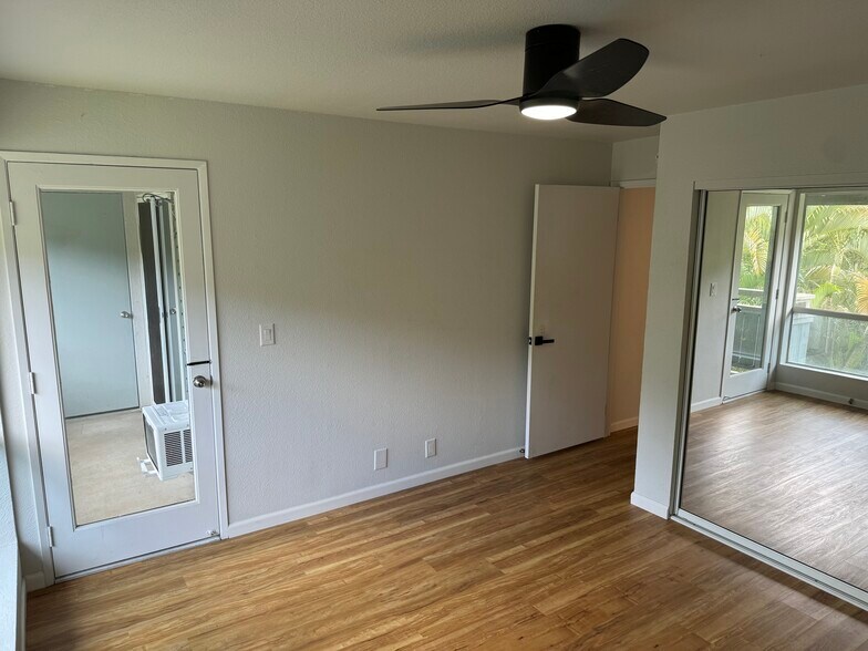 Main bedroom with door to lanai - 95-664 Wikao St