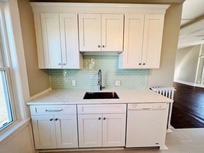 Building Photo - 22 Gardena St