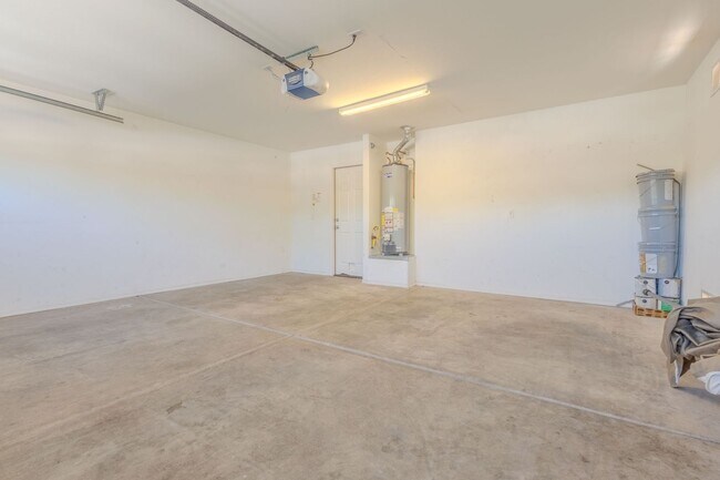 Building Photo - 4 Bedroom, 2 Bath