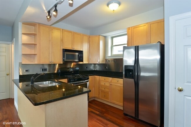 Building Photo - 1540 N Claremont Ave