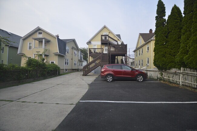 Building Photo - 807 Brewster St