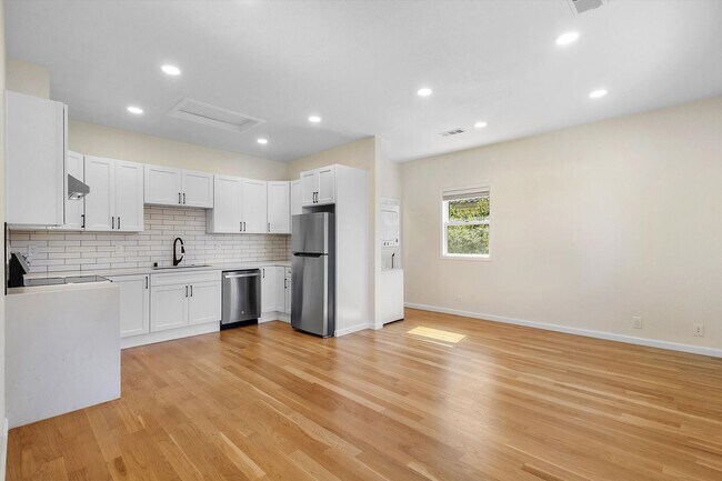 Building Photo - 2026 San Antonio Ave