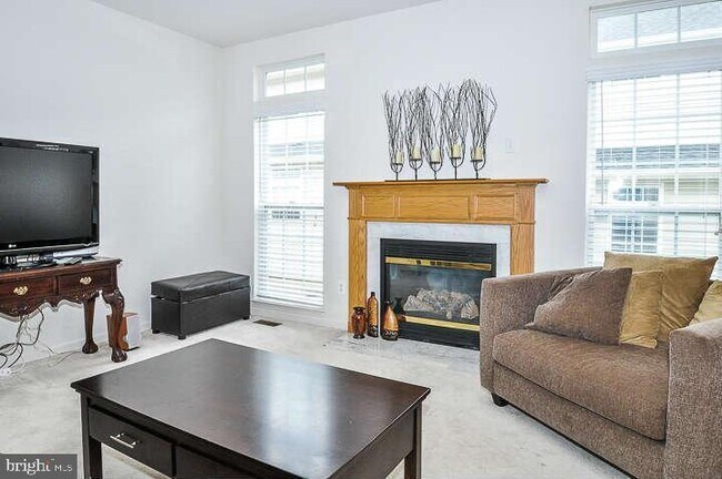 Building Photo - 9910 E Hill Dr