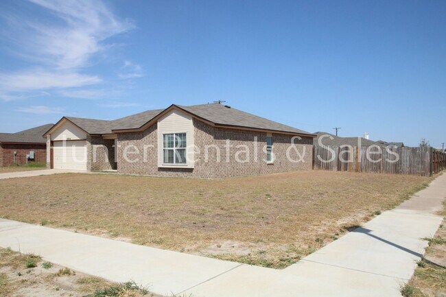 Building Photo - Spacious!