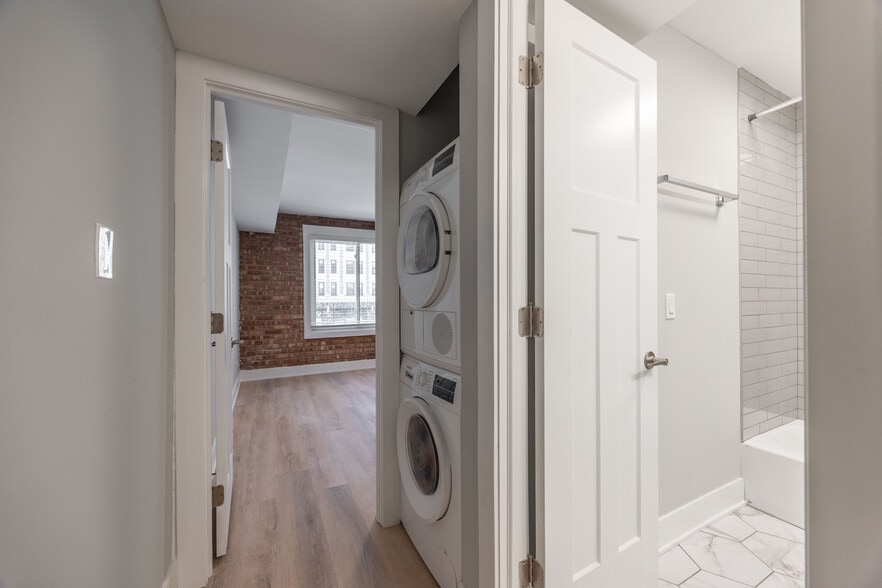 Building Photo - 1225 N La Salle Dr