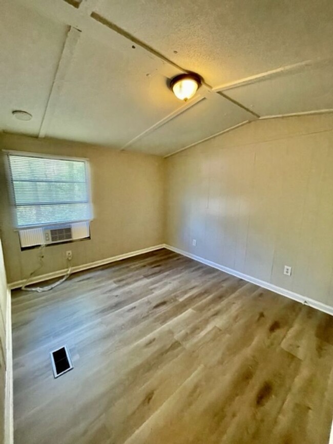 Building Photo - Adorable 2 bedroom 2 bath Mobile Home loca...