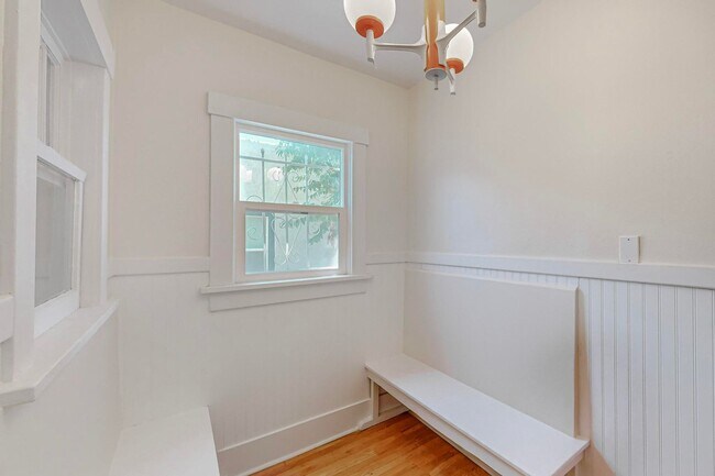 Building Photo - Two Bedroom One Bath home or sweet little ...