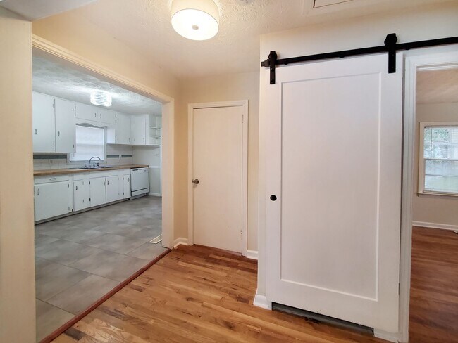 Building Photo - COMING SOON! Cutest 2/1 Bungalow in Hapeville - Housing Vouchers Accepted