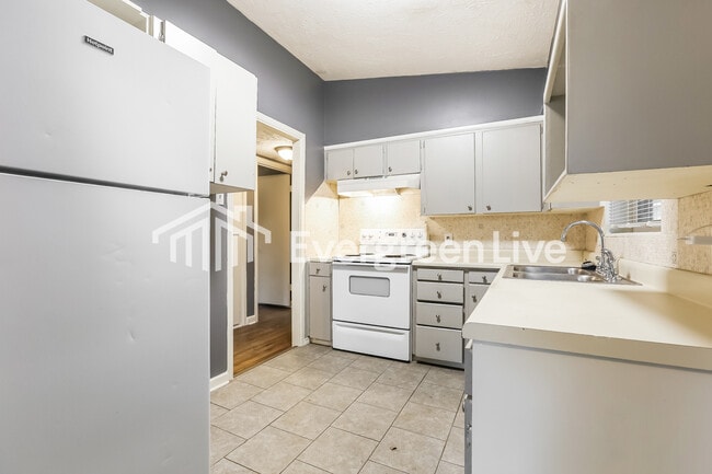 Building Photo - 94 Broadmoor Dr