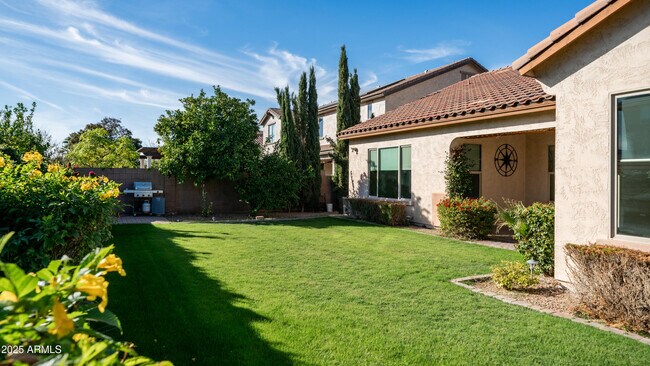 Building Photo - 561 W Yellowstone Way