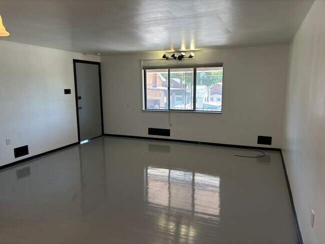 Building Photo - 114 Van Wyck Ave