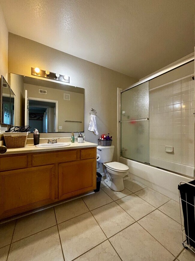 Building Photo - 3/2 unit with beautiful water view becoming available July 1st for an annual lease